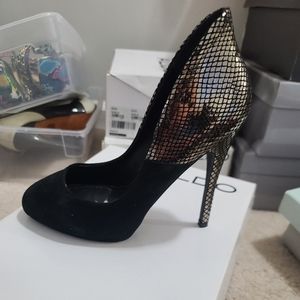 Black pumps